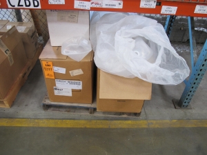 (320) CONTAINERS, 1 GALLON CAPACITY SIZE, POLYETHYLENE MATERIAL, DEFLATABLE KIND. SQUARE, LINEAR, CLEAR WITH CAPS. LOADING & HANDLING FEE $15-4199